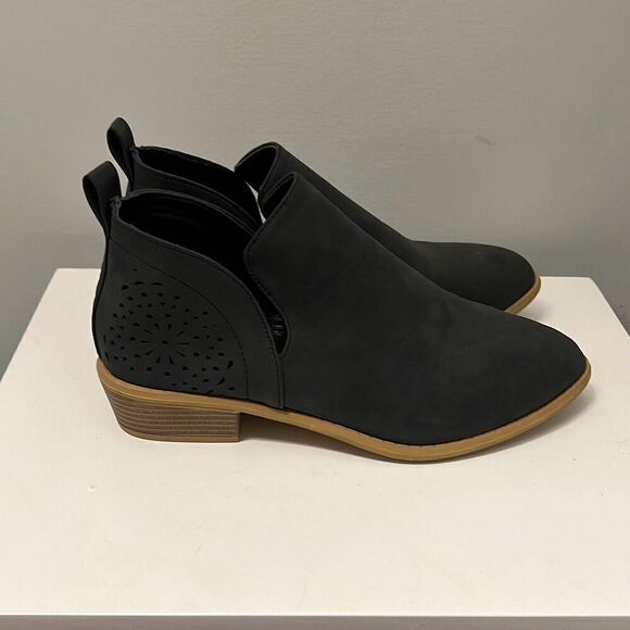Women's Black Cut-Out Slip-On Ankle Bootie Size 10 - Picture 2 of 12